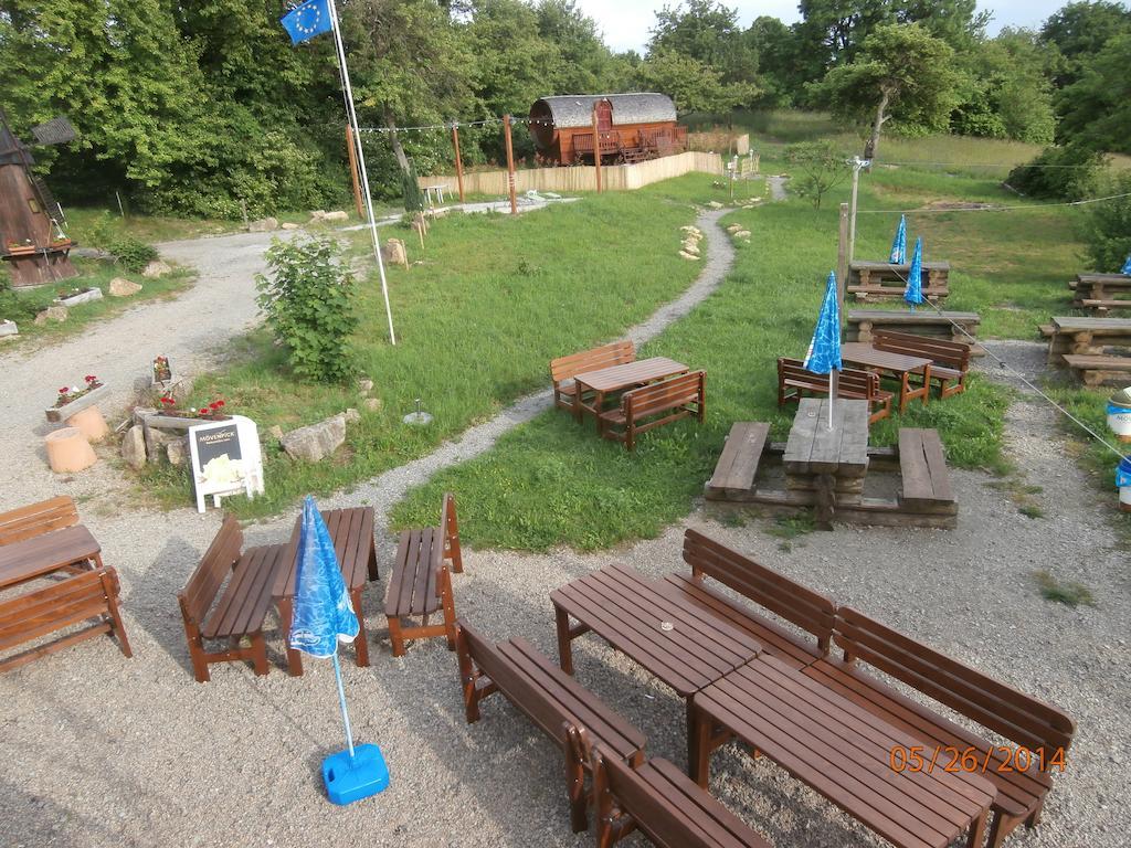 Le Chalet Du Chemin Et Sa Roulotte Berviller-en-Moselle Eksteriør billede