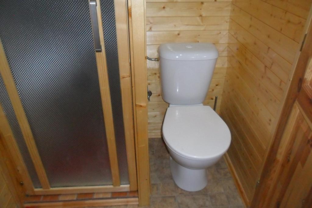 Le Chalet Du Chemin Et Sa Roulotte Berviller-en-Moselle Eksteriør billede