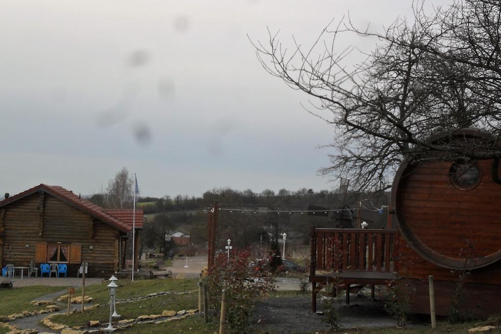 Le Chalet Du Chemin Et Sa Roulotte Berviller-en-Moselle Eksteriør billede