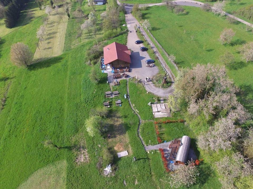 Le Chalet Du Chemin Et Sa Roulotte Berviller-en-Moselle Eksteriør billede